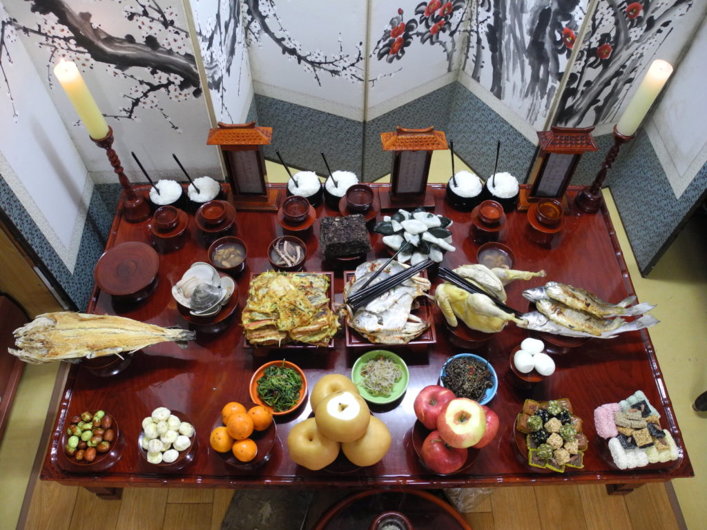 Chuseok_table_consisting_various_dishes
