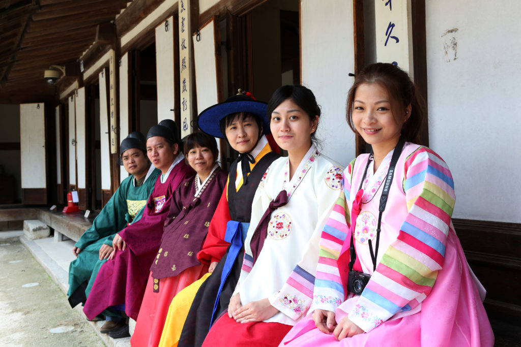 five_people_wearing_traditional_korean_clothes