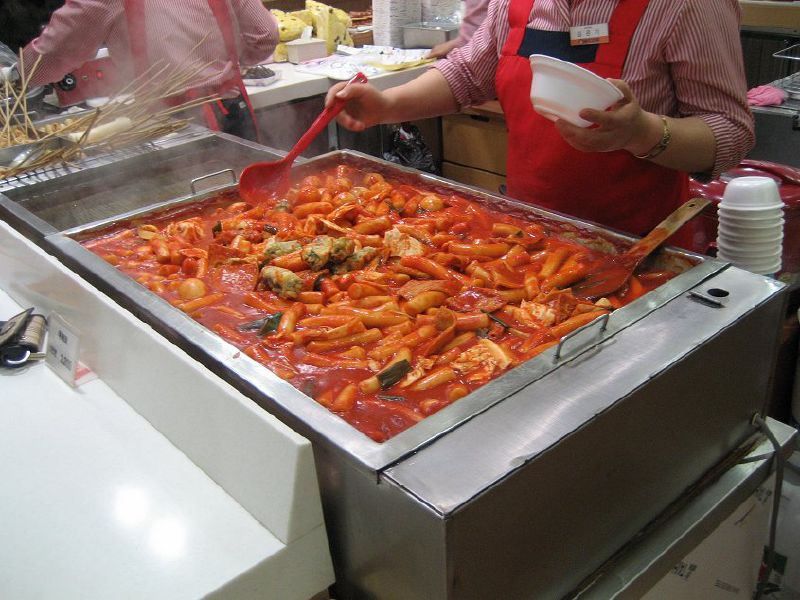 restaurant_owner_serving_tteokbokki