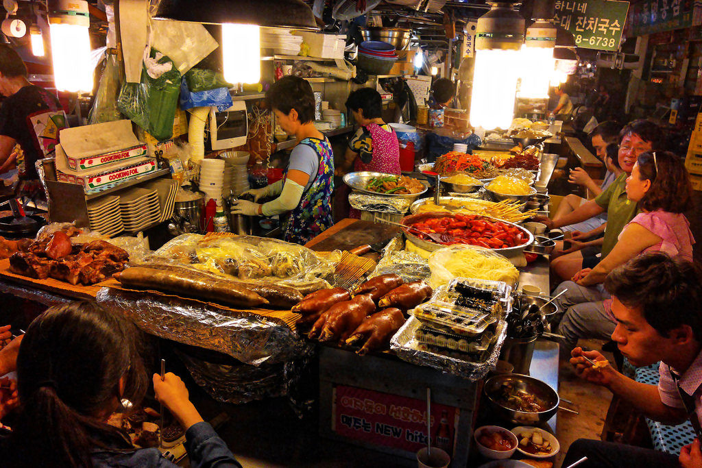 gwangjang_market_vendor_selling_street_food