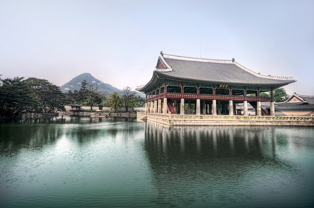 lake_inside_gyeongbokgung_palace